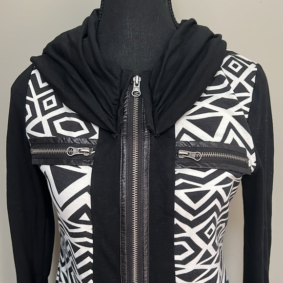 Black and white patterned dress - Picture 2 of 6